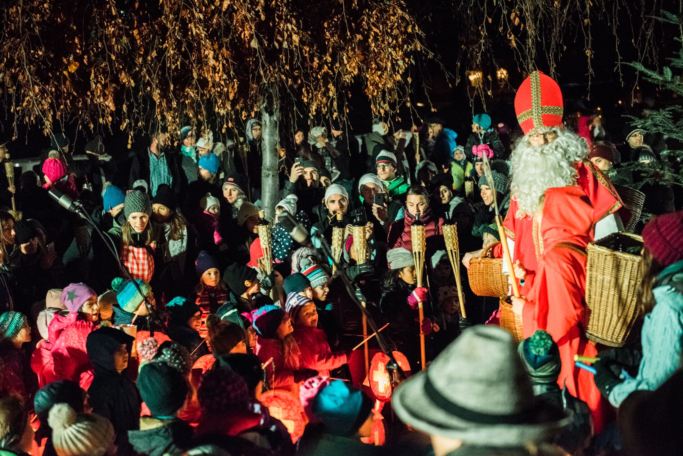 samichlaus_mit_kinder